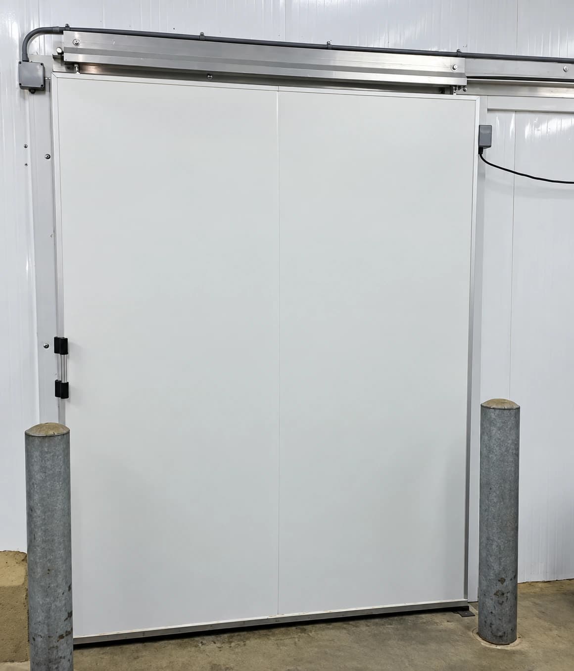 Open insulated cooler doorway in a warehouse