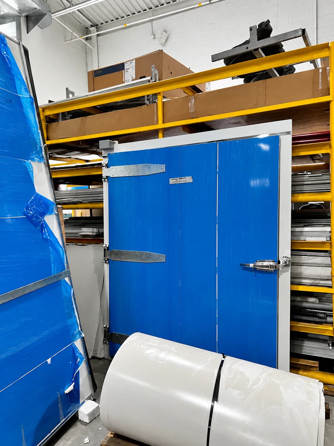 Insulated cooler or freezer door and interior detail