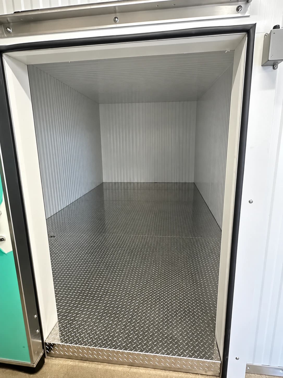 Insulated cooler or freezer door and interior detail